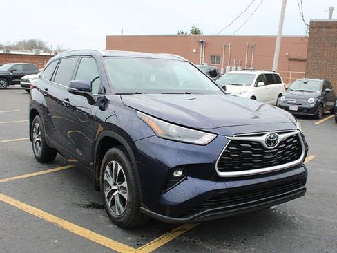 Used 2022 Toyota Highlander XLE image 4