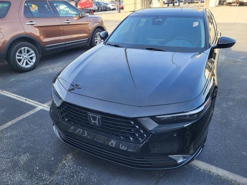 Used 2023 Honda Accord Touring image 2