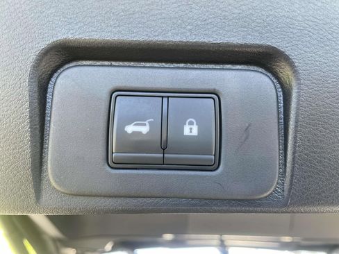 Used 2025 Nissan Rogue SV FWD image 9