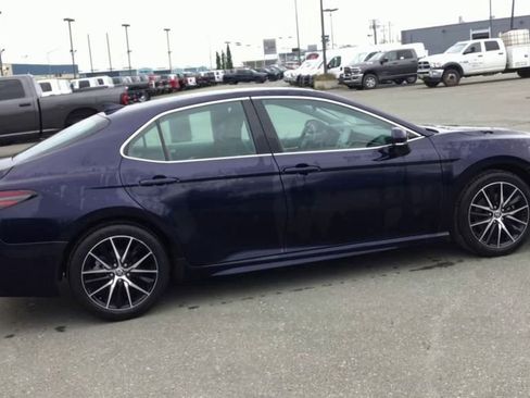 Used 2022 Toyota Camry SE image 9
