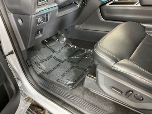 Used 2025 Ford Expedition Platinum image 17