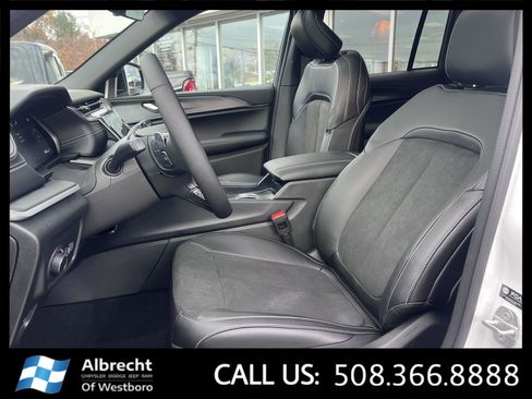 New 2025 Jeep Grand Cherokee Altitude image 10