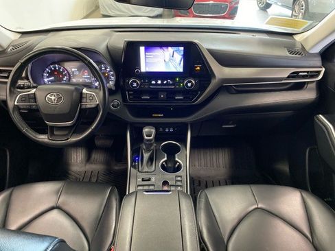 Used 2023 Toyota Highlander XLE AWD/4WD image 12