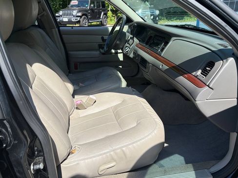 Used 2011 Ford Crown Victoria LX w/ Comfort Appearance Pkg RWD image 17