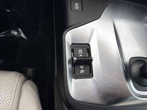 Used 2019 Jaguar E-PACE SE image 34