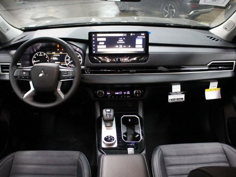 New 2025 Mitsubishi Outlander SE image 20