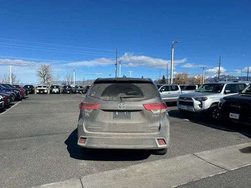 Used 2019 Toyota Highlander Limited Platinum image 3