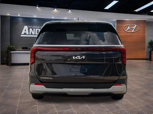 Used 2025 Kia Carnival FWD image 14