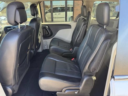 Used 2015 Chrysler Town & Country Touring-L w/ Driver Convenience Group image 20