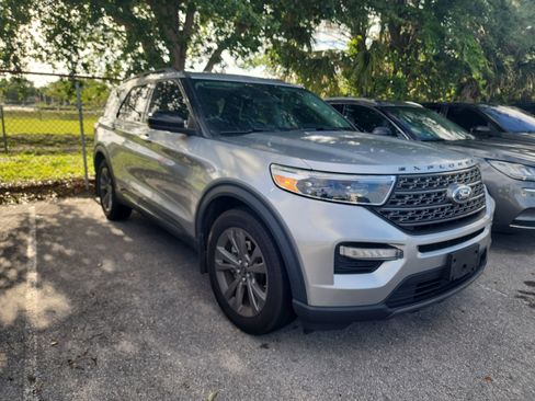 Used 2023 Ford Explorer XLT w/ Equipment Group 202A RWD image 3