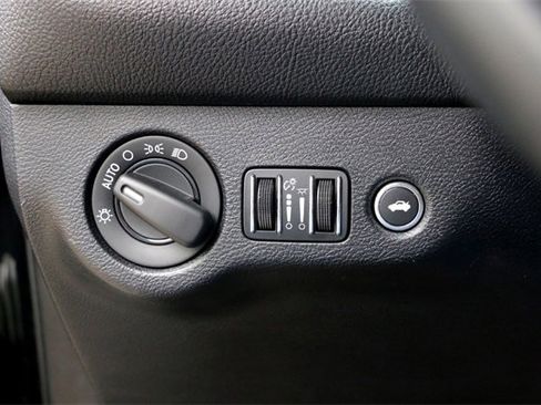 Used 2016 Dodge Challenger SXT image 19