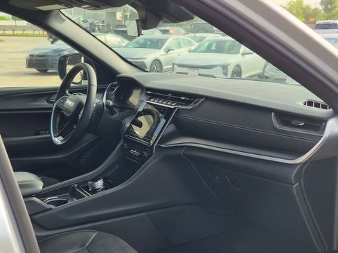 Used 2025 Jeep Grand Cherokee Altitude AWD/4WD image 26