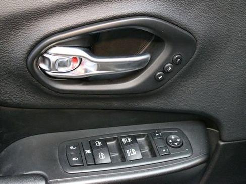 Used 2019 Jeep Cherokee Trailhawk AWD/4WD image 18