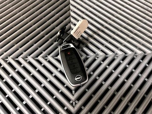 Used 2024 Nissan Rogue SL w/ SL Premium Package image 9