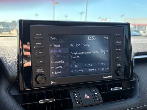 Used 2022 Toyota RAV4 XLE Premium image 9