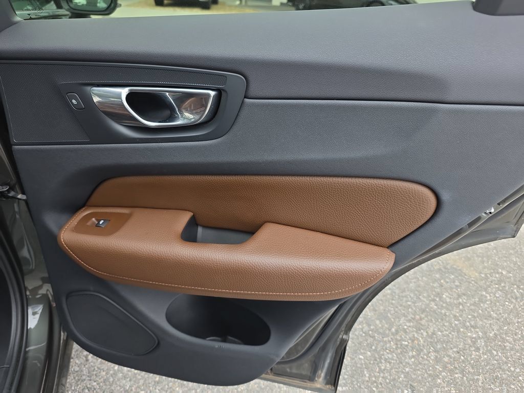 Used 2019 Volvo XC60 T6 Momentum w/ Multimedia Package AWD/4WD image 12