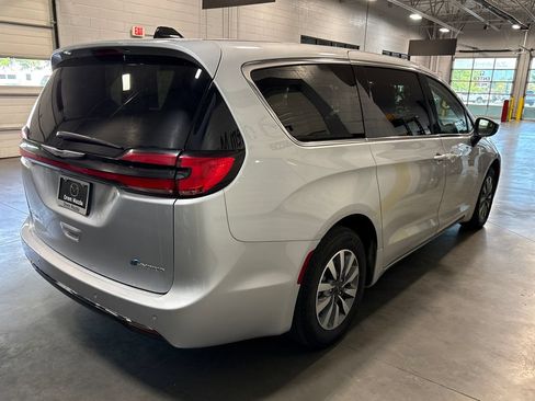 Used 2023 Chrysler Pacifica Touring-L FWD image 4