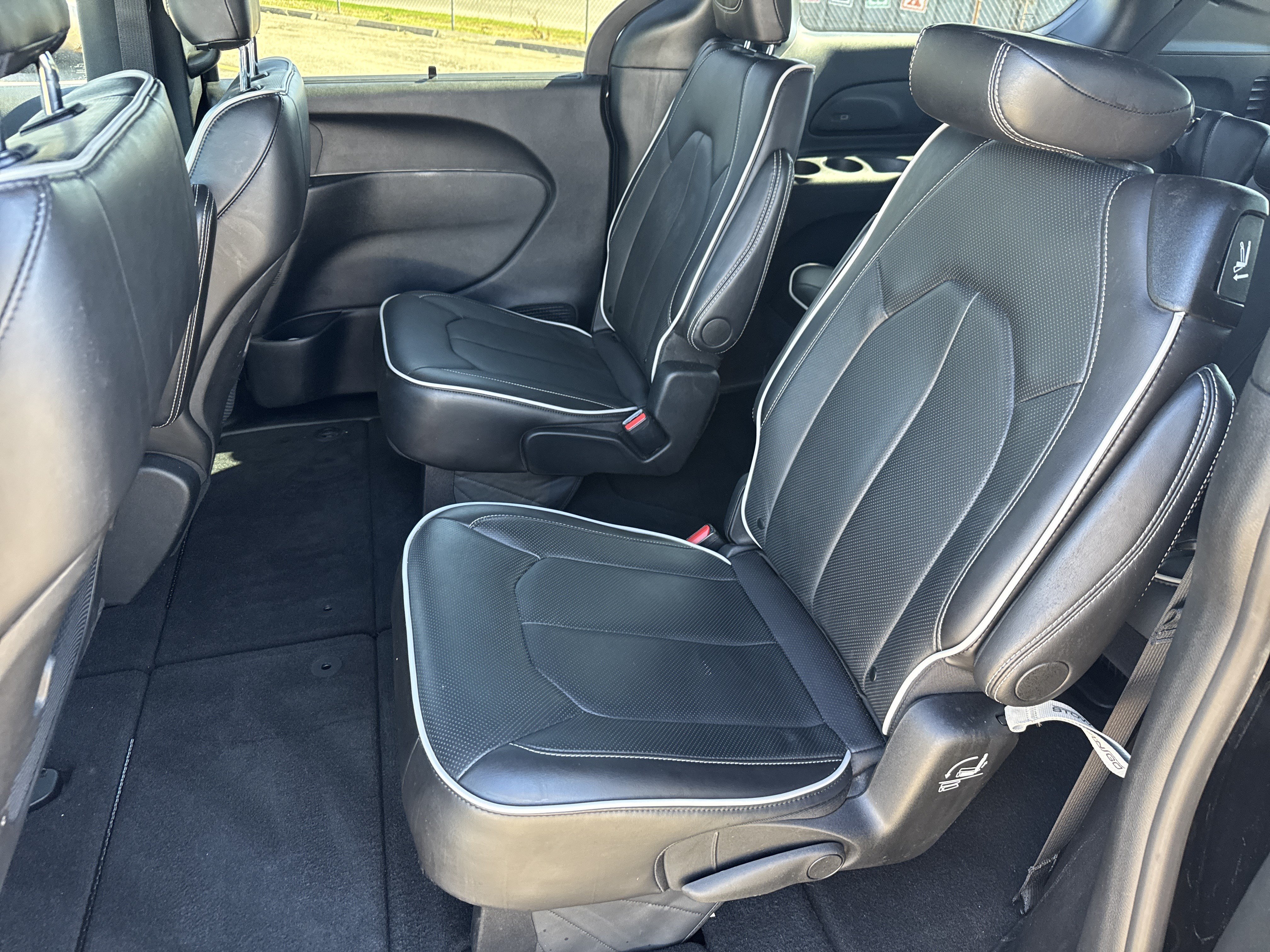 Used 2026 Chrysler Pacifica Limited FWD image 6