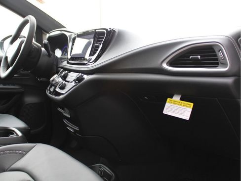 New 2026 Chrysler Pacifica Select image 23