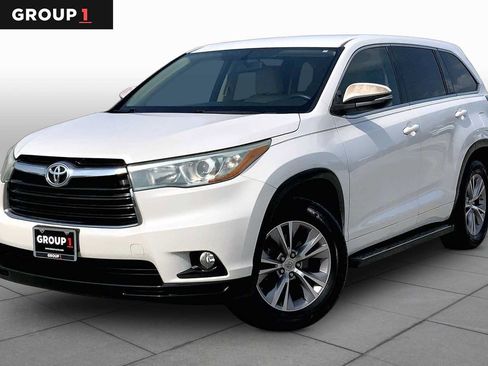 Used 2015 Toyota Highlander Plus FWD image 1
