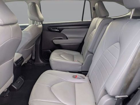 Used 2020 Toyota Highlander XLE FWD image 14