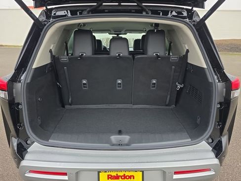 New 2025 Nissan Pathfinder SL w/ Black Appearance Package image 16