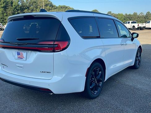New 2025 Chrysler Pacifica Limited image 7