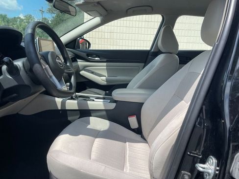 Used 2025 Nissan Altima 2.5 SV FWD image 11
