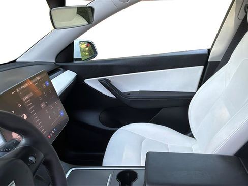 Used 2022 Tesla Model Y Long Range AWD/4WD image 22