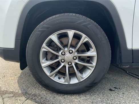 Used 2019 Jeep Cherokee Latitude Plus w/ Cold Weather Group image 25