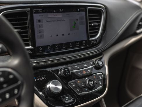 Used 2024 Chrysler Pacifica Limited FWD image 7