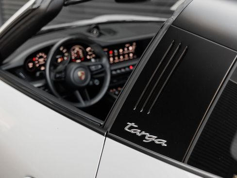 Certified 2022 Porsche 911 Targa 4S w/ Premium Package AWD/4WD image 14