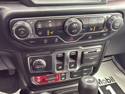 Used 2022 Jeep Wrangler Rubicon w/ Cold Weather Group AWD/4WD image 29