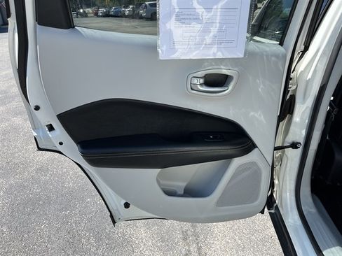 Used 2018 Jeep Compass Latitude w/ Popular Equipment Group AWD/4WD image 29