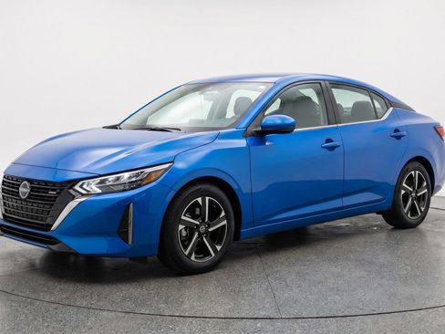 Used 2025 Nissan Sentra SV image 3