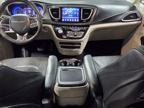 Used 2020 Chrysler Pacifica Touring-L Plus w/ Tire & Wheel Group image 8