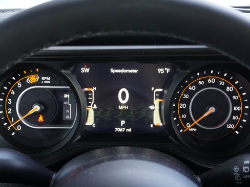 Used 2025 Jeep Wrangler Unlimited Rubicon w/ Convenience Group AWD/4WD image 16