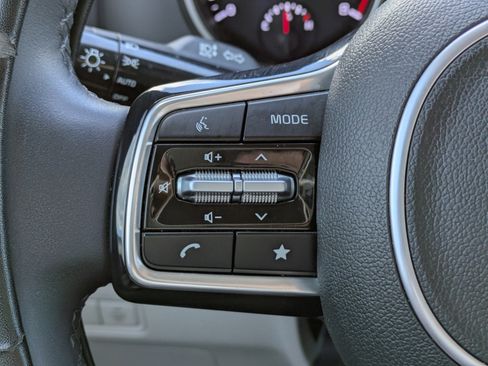 Used 2024 Kia Carnival LX FWD image 20