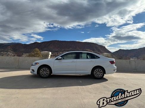 Used 2021 Volkswagen Jetta SE image 4