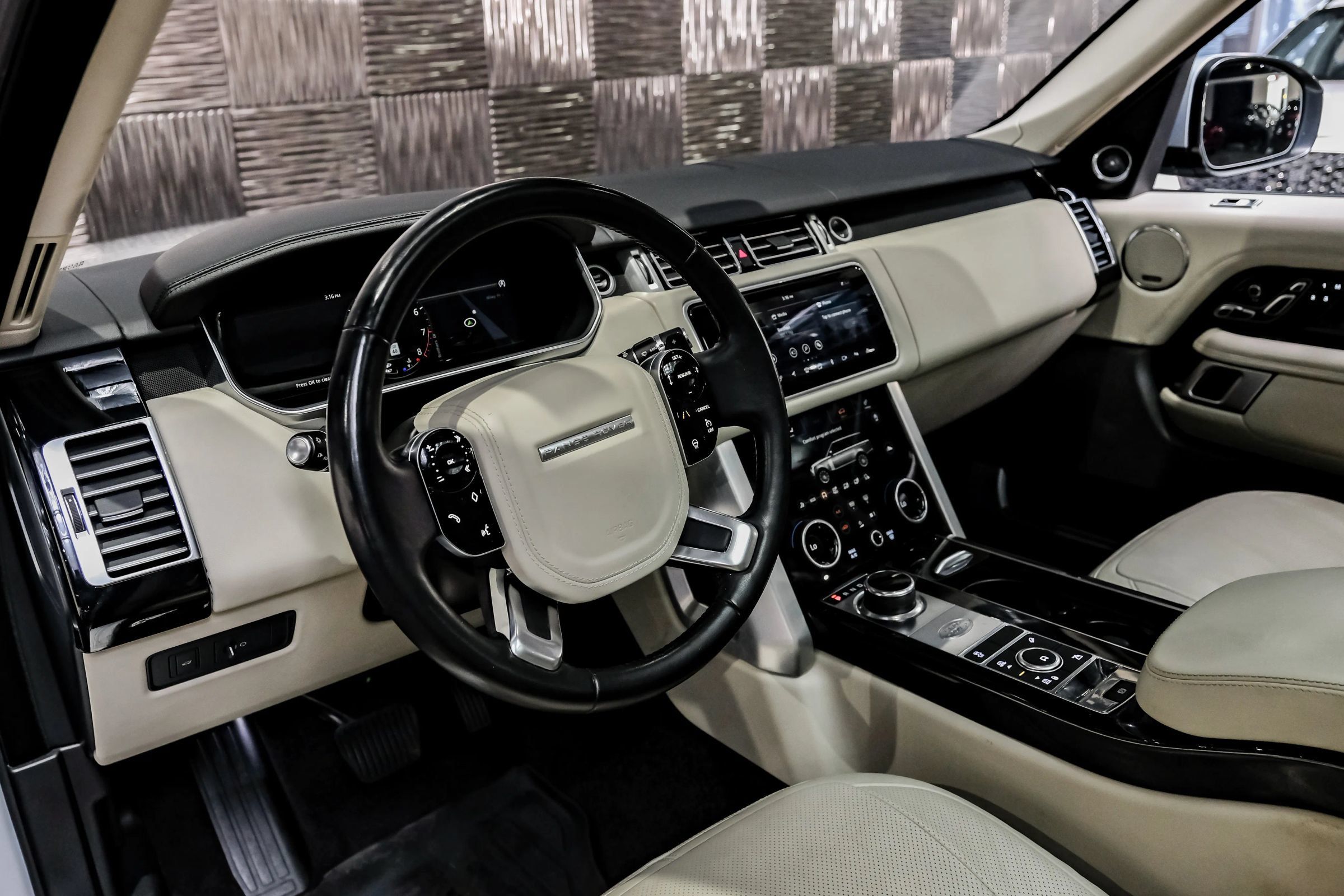 Used 2019 Land Rover Range Rover HSE AWD/4WD image 3