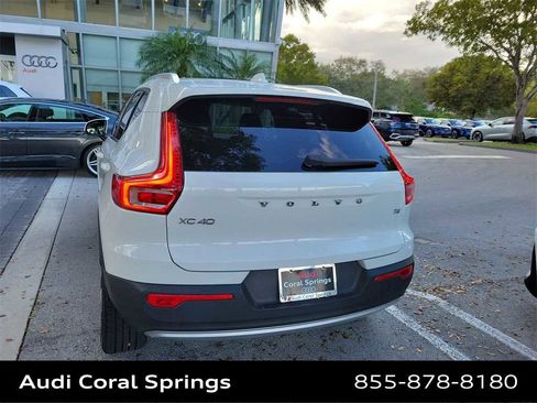 Used 2020 Volvo XC40 T4 Momentum image 3