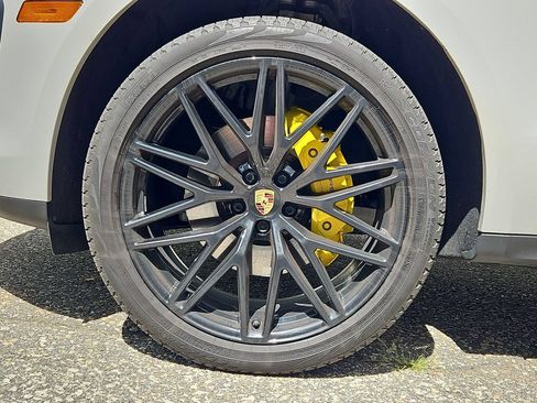 Certified 2024 Porsche Macan AWD/4WD image 11