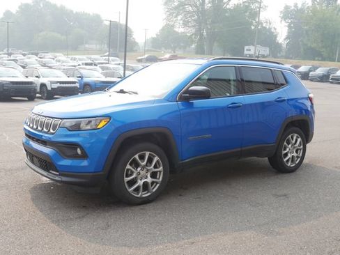 Used 2022 Jeep Compass Latitude AWD/4WD image 2