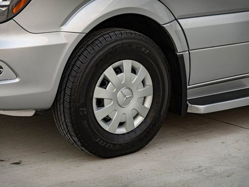 Used 2015 Mercedes-Benz Sprinter 2500 image 8