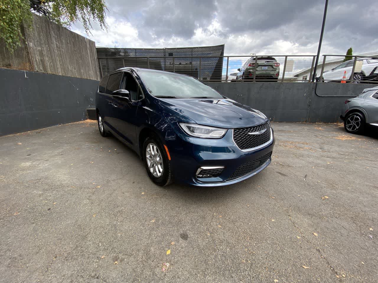 Used 2025 Chrysler Pacifica Select FWD image 8