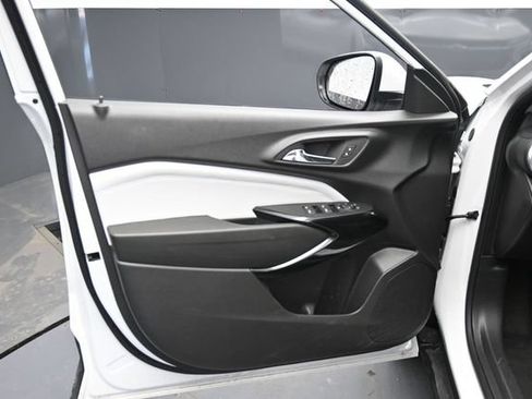 Used 2025 Chevrolet Trax LT FWD image 11