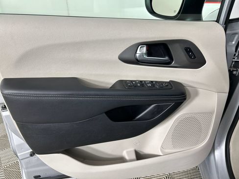 Used 2023 Chrysler Pacifica Touring-L FWD image 11