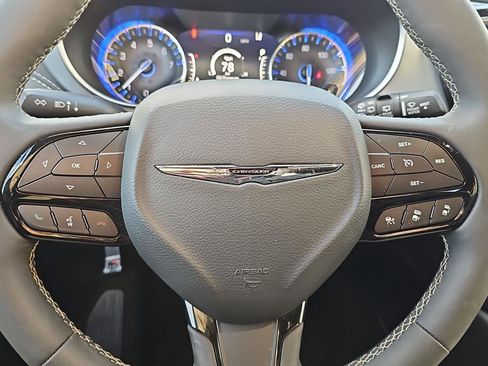 Used 2025 Chrysler Pacifica Limited image 12