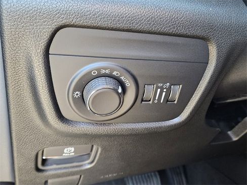 Used 2025 Jeep Grand Cherokee Laredo image 27