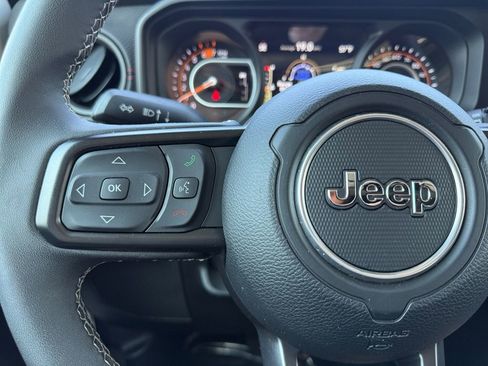 Used 2025 Jeep Wrangler Unlimited Rubicon image 25